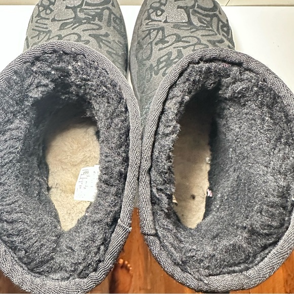 UGG Women's Black Patterned Winter Boots - Picture 5 of 8